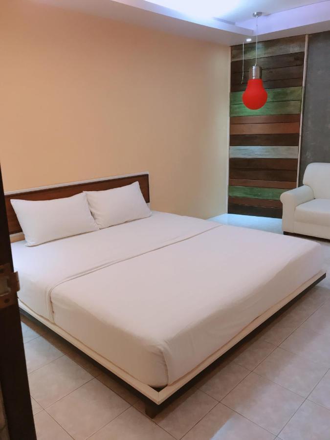 Cafe'@Luv22 Hotel Phuket Екстериор снимка