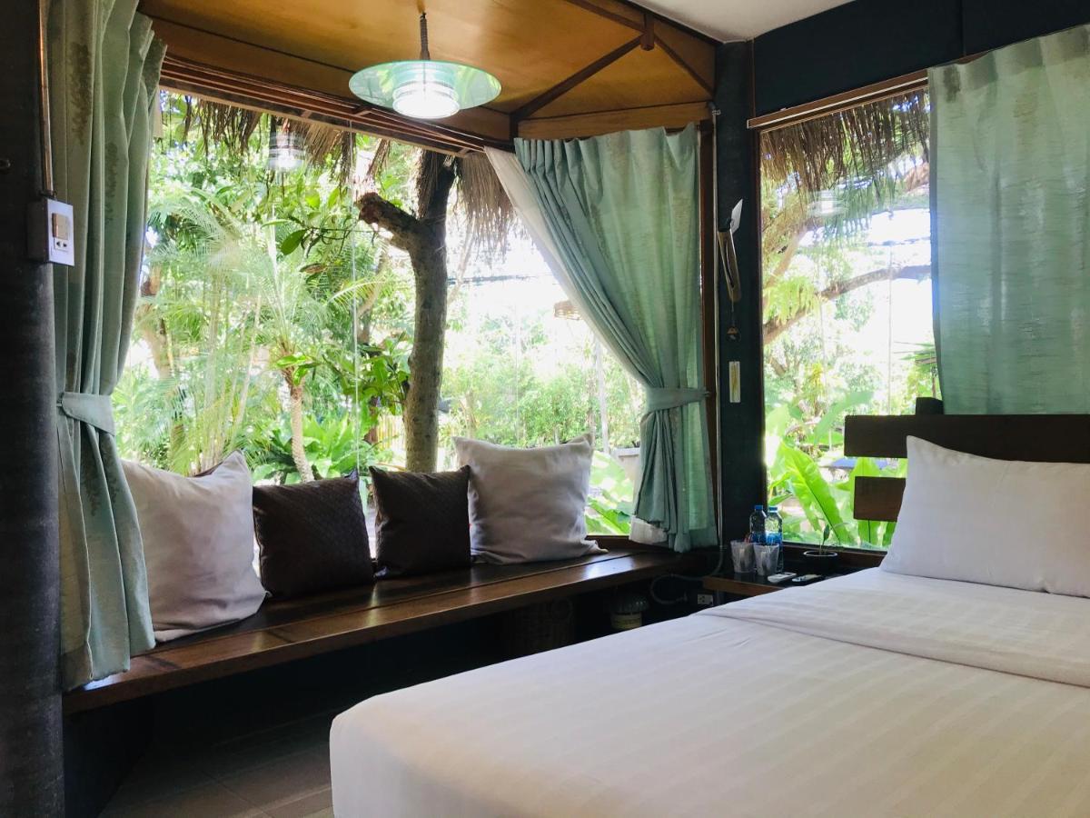 Cafe'@Luv22 Hotel Phuket Екстериор снимка
