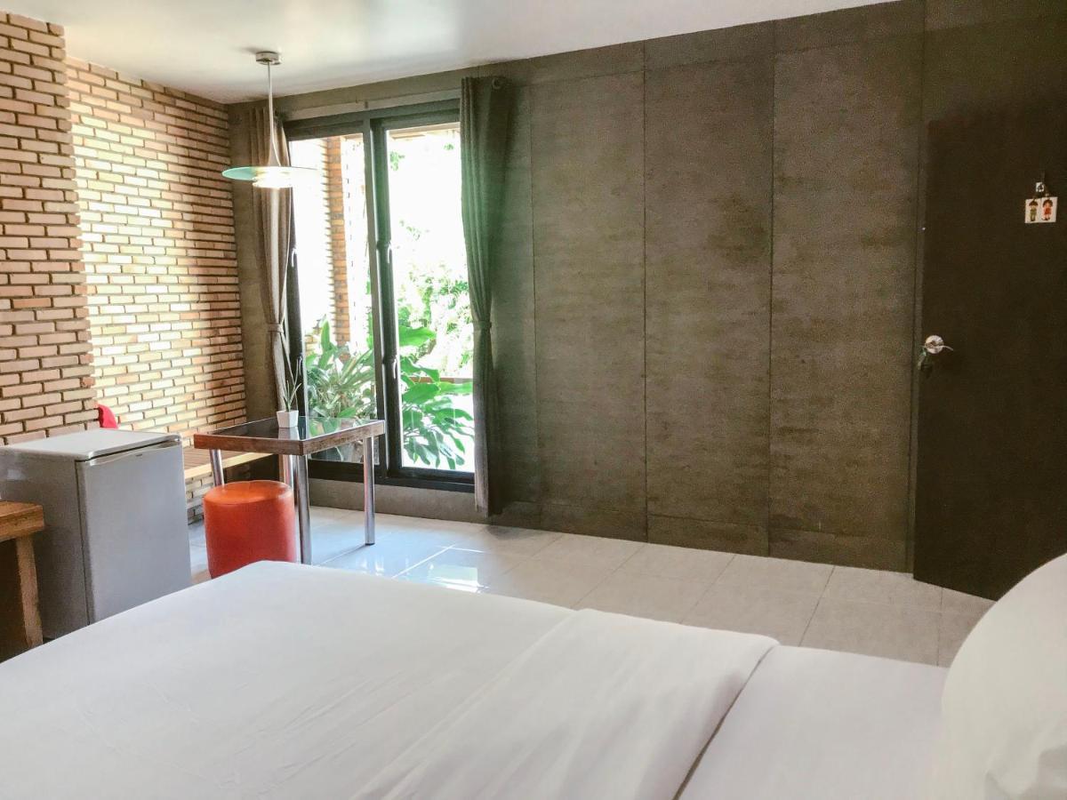 Cafe'@Luv22 Hotel Phuket Екстериор снимка
