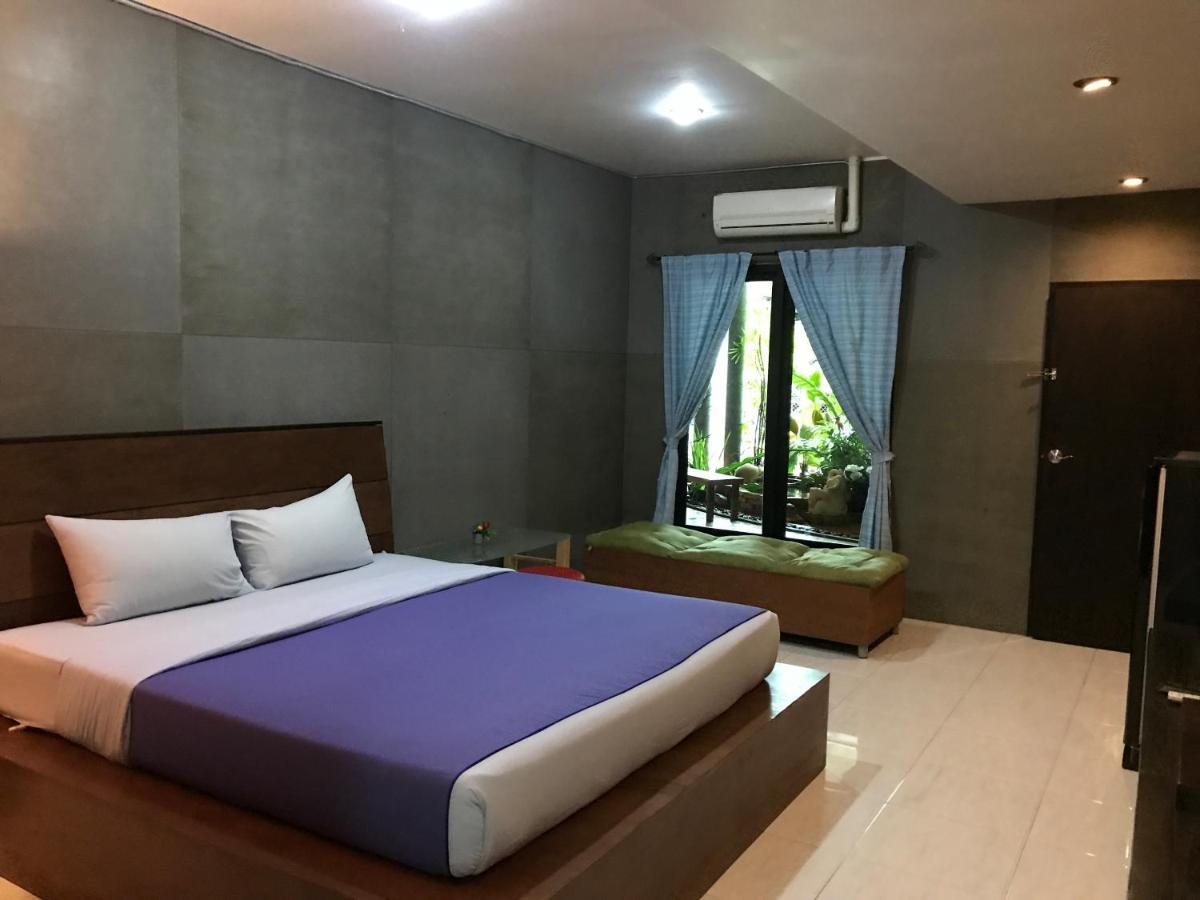 Cafe'@Luv22 Hotel Phuket Екстериор снимка