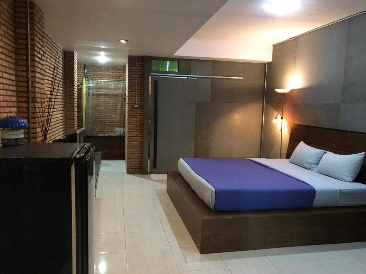 Cafe'@Luv22 Hotel Phuket Екстериор снимка