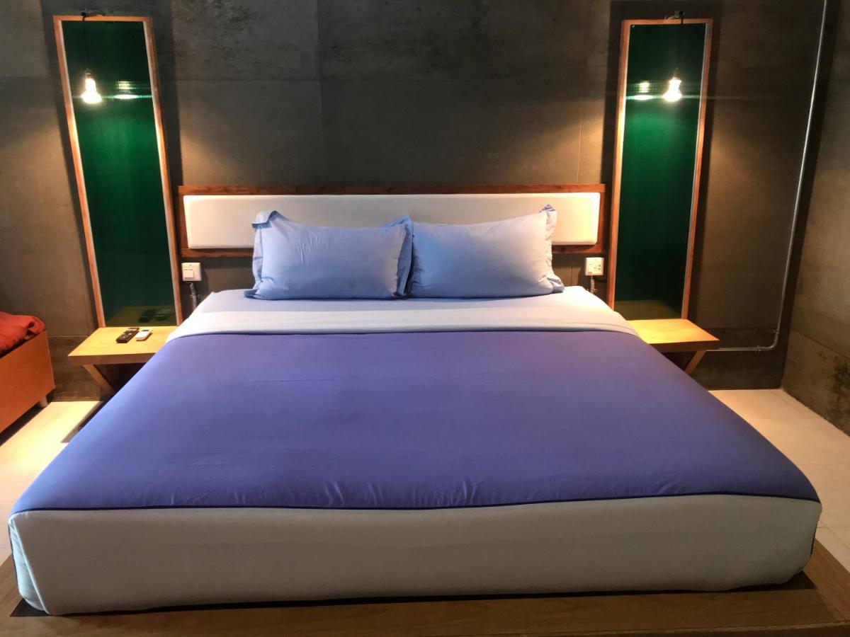 Cafe'@Luv22 Hotel Phuket Екстериор снимка