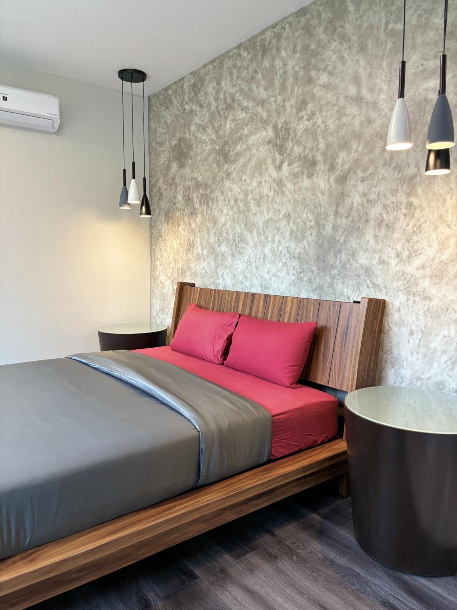 Cafe'@Luv22 Hotel Phuket Екстериор снимка