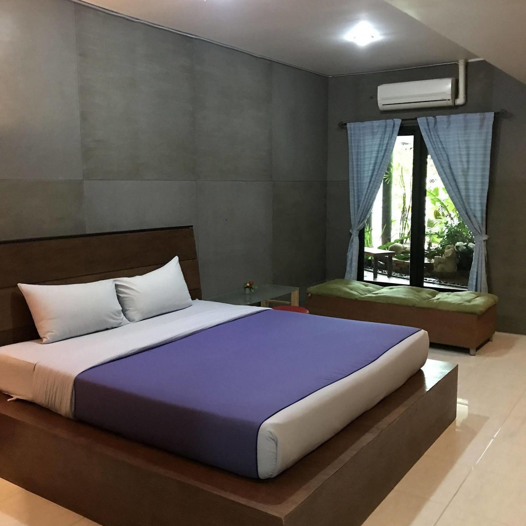 Cafe'@Luv22 Hotel Phuket Екстериор снимка