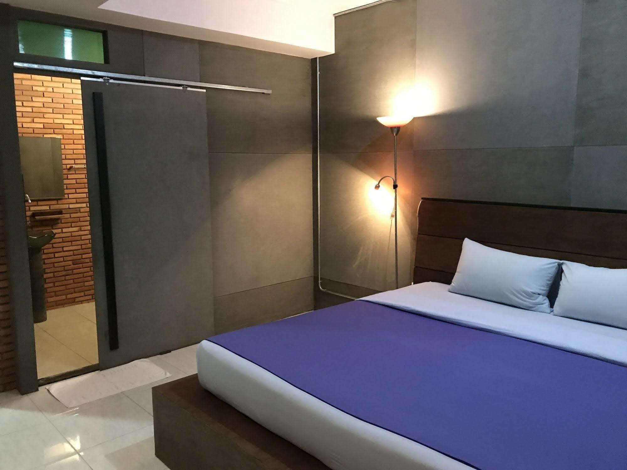Cafe'@Luv22 Hotel Phuket Екстериор снимка