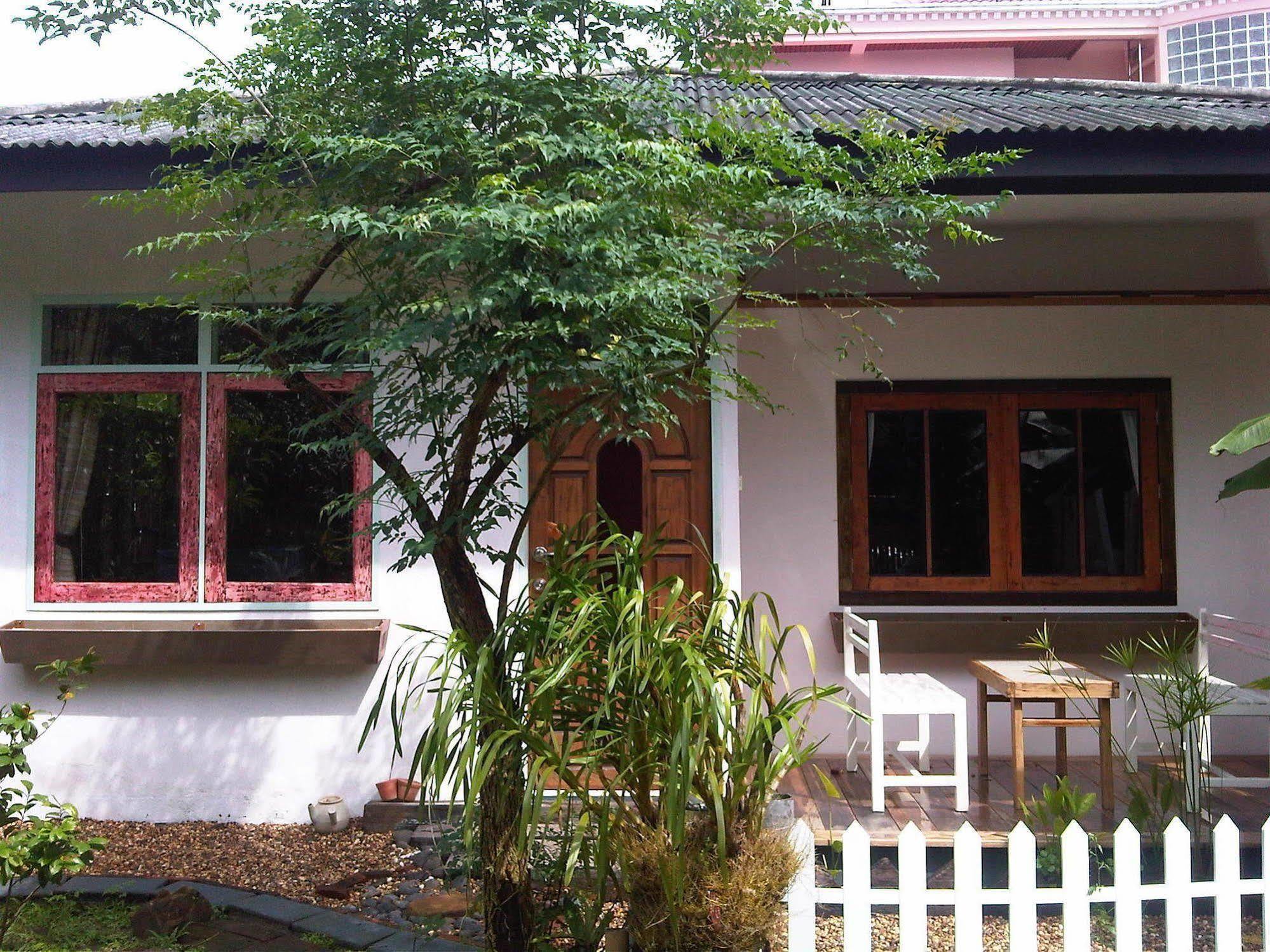 Cafe'@Luv22 Hotel Phuket Екстериор снимка