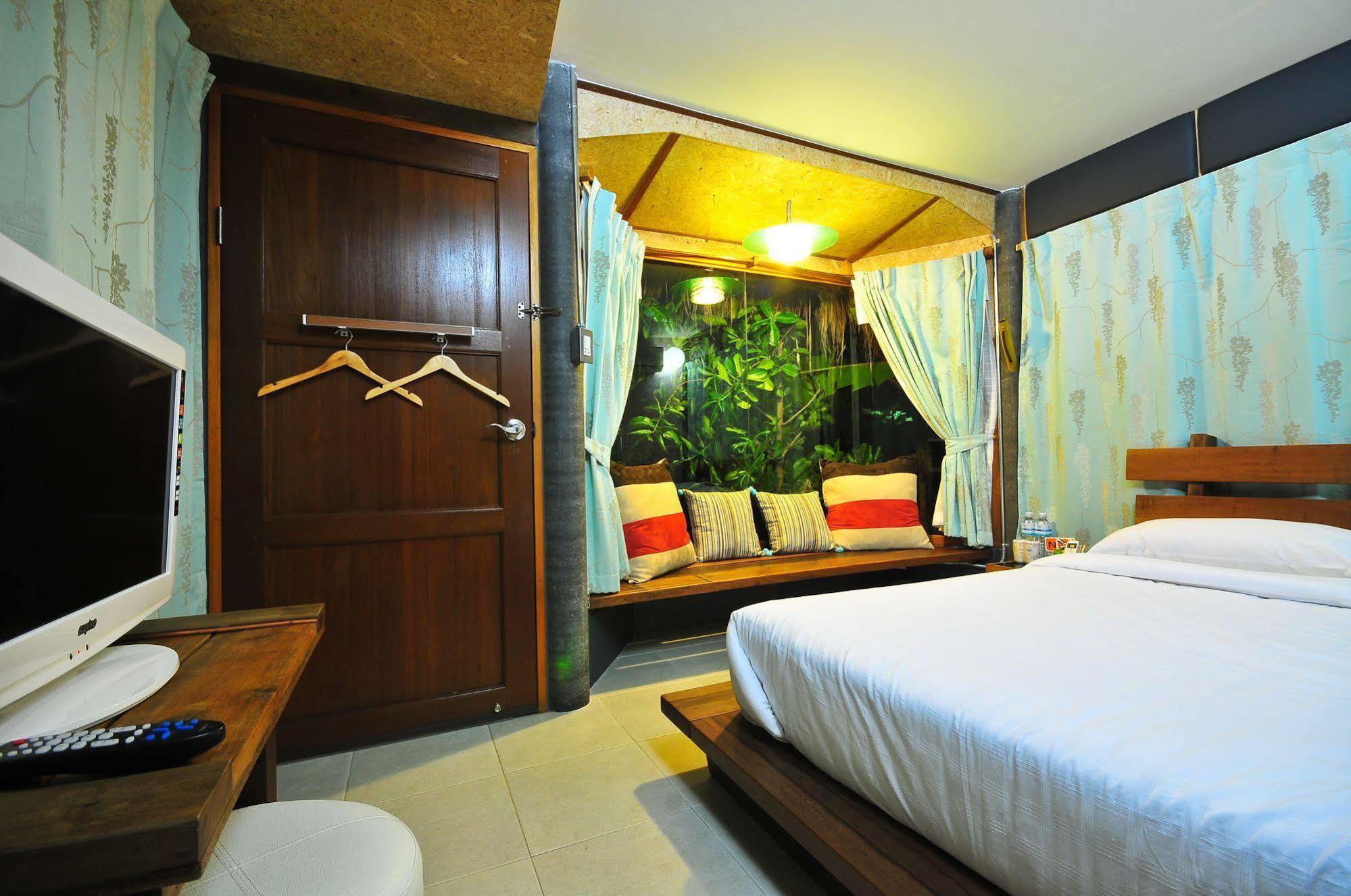 Cafe'@Luv22 Hotel Phuket Екстериор снимка