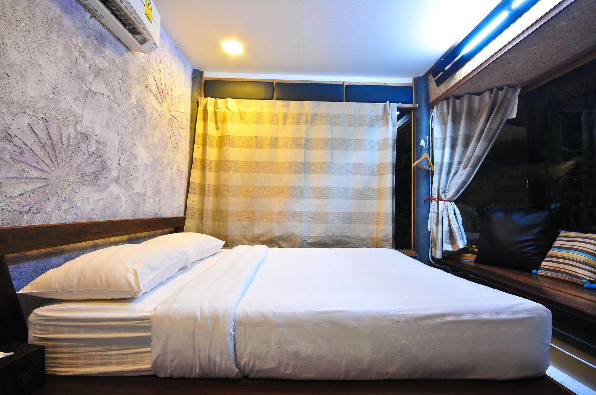 Cafe'@Luv22 Hotel Phuket Екстериор снимка